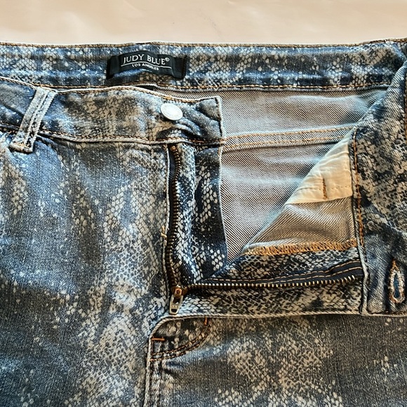 Judy Blue Cut Off High Rise Shorts Size 1XL - Picture 16 of 16